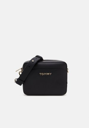 Sort syntetisk skuldertaske med rektangulær form, guld "TOMMY"-logo, lynlåslukning og justerbar rem. Glat overflade hele vejen igennem.