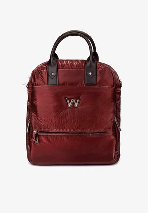 Burgundowa plecak nylonowy z czarnymi skórzanymi uchwytami, srebrnym logo, przednią kieszenią na zamek i teksturowaną powierzchnią. Posiada wyraźny kształt.
