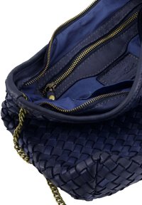 Navyblaue geflochtene Lederhandtasche mit goldfarbenen Hardware. Verfügt über ein Reißverschluss-Innenfach mit einer Tasche, glattem Futter und Kettenriemen.