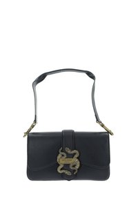 Borsa in pelle nera con chiusura a patta magnetica, caratterizzata da un accento metallico a forma di serpente e una tracolla regolabile. Texture liscia, design strutturato.