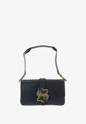 Borsa in pelle nera con chiusura a patta magnetica, caratterizzata da un accento metallico a forma di serpente e una tracolla regolabile. Texture liscia, design strutturato.
