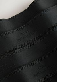 Schwarze Gummibänder mit eingeprägtem "BEST SIGNATURE"-Text; glatte Textur; gleichmäßig geformt mit gerippten Akzenten entlang der Kanten.
