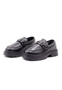 Zwarte leren schoenen met een ronde neus, verhoogde voorkant en een decoratieve band met een gespsluiting. Dikke rubberen zool met een gestructureerd profiel.