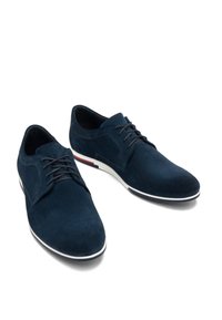 RYŁKO - Sznurowane obuwie sportowe