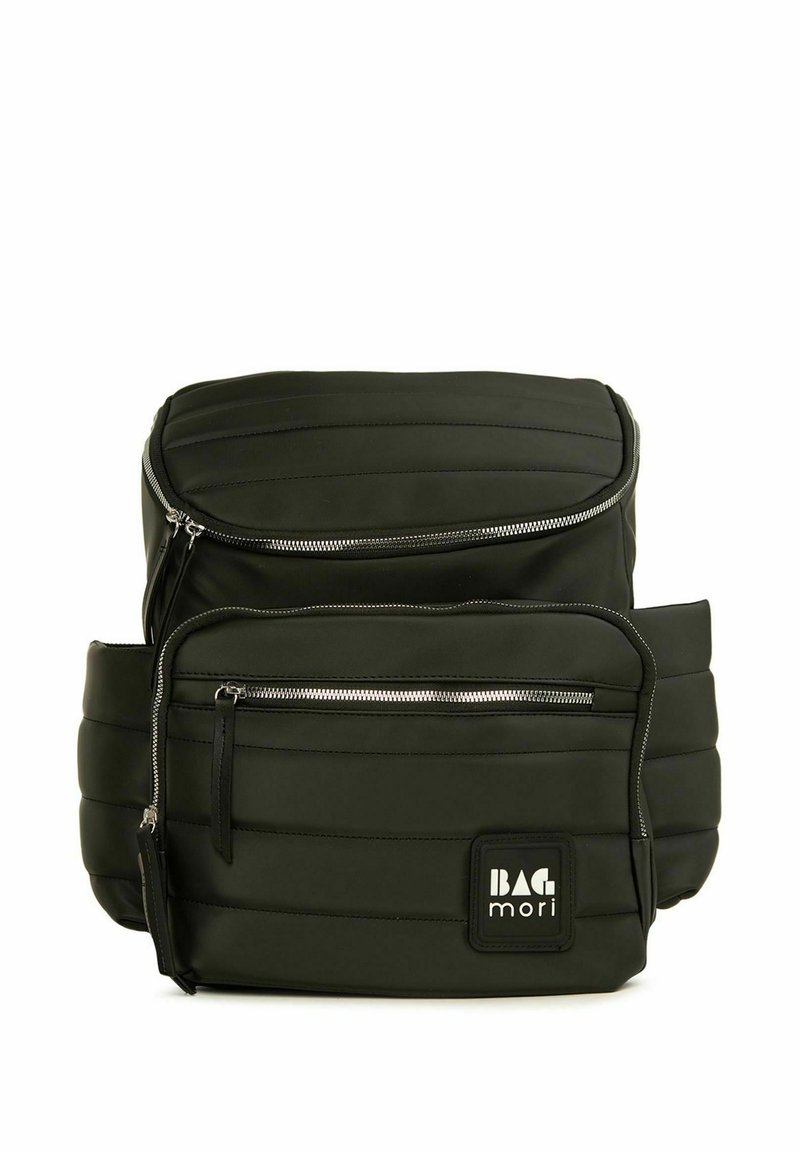 Zaino imbottito nero con cerniere, dotato di una tasca frontale, patch del logo e materiale liscio e resistente. Forma rettangolare con pannelli definiti.