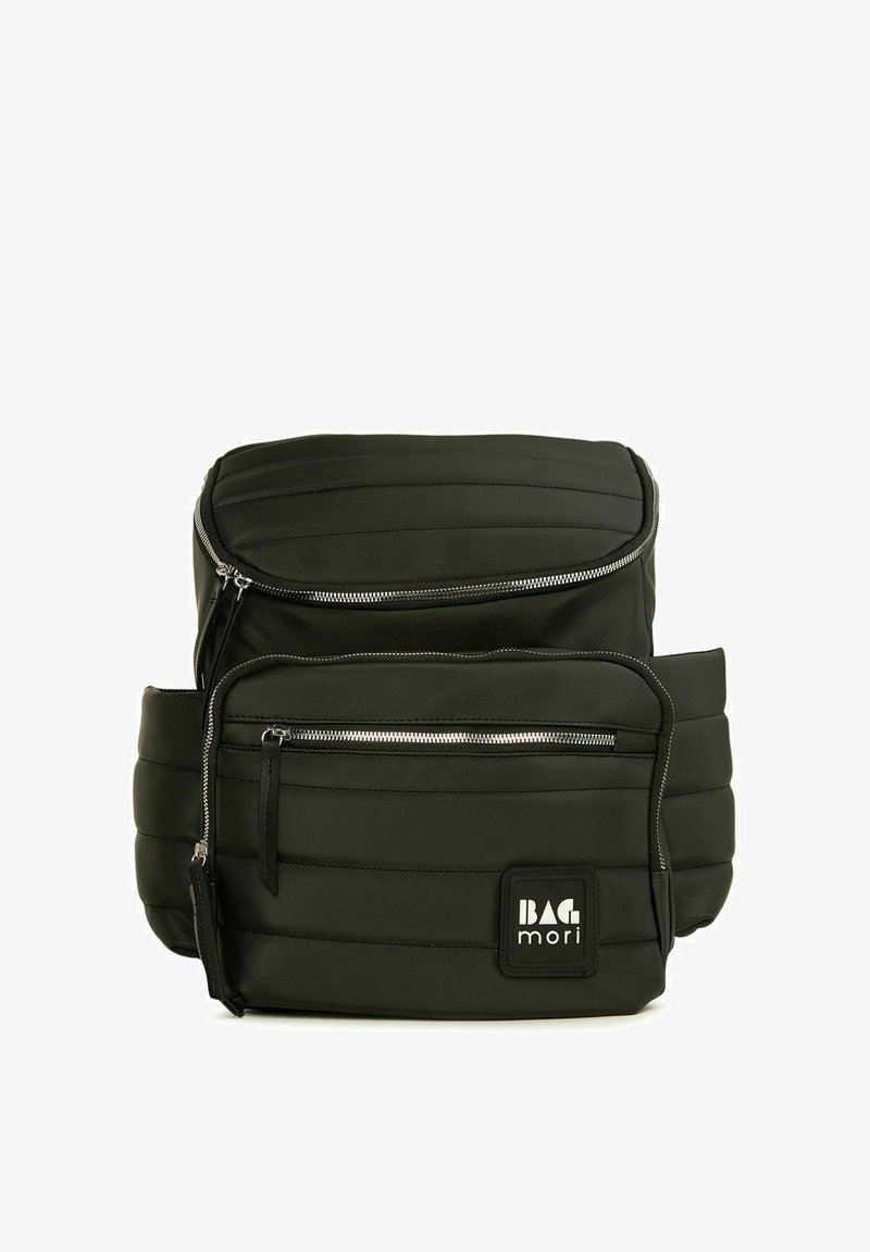 Sort polstret rygsæk med lynlåse, der har en frontlomme, logo-patch og glat, holdbart materiale. Rektangulær form med definerede paneler.