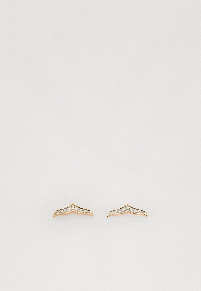 Pendientes de metal color dorado con un diseño de ola, que presentan acentos de strass a lo largo del centro, textura suave y forma minimalista.