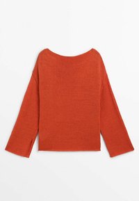 Kupferfarbener gestrickter Pullover mit weitem Ausschnitt, langen Ärmeln, seitlichen Schlitzen und einer strukturierten Oberflächenbeschaffenheit. Schlichtes, kastiges Design.