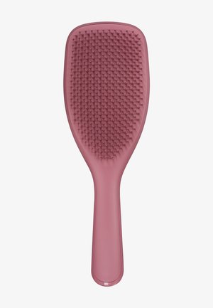 Cepillo de pelo de plástico rosa con forma de paleta ancha y cerdas flexibles y redondeadas en la cabeza del cepillo.