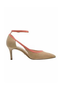 Décolleté in suede beige con punta affilata, caratterizzato da una cinghia alla caviglia corallo e lati intagliati. Il tacco è alto circa 7,5 cm.