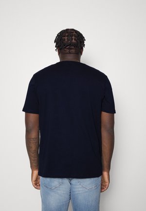 T-shirt en coton navy à manches courtes, col rond et coupe décontractée. Présente une texture lisse et un design uni sans logos ni motifs visibles.