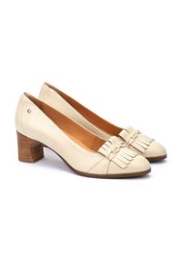 Bottines en cuir beige avec un bout rond, dotées d'une accent frangé à l'avant, d'un motif cousu et d'un talon en bois bloc.
