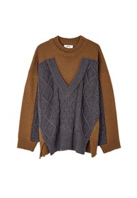 Neulottu neulepaita, jossa V-aukko, ruskean ja harmaan väriset lohkot, teksturoidut palmikkokuvioinnit ja sivuhalkiot liikkuvuuden helpottamiseksi.