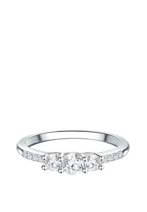 Silberring mit drei runden, klaren Diamanten in einer Krappenfassung, ergänzt durch kleinere Diamanten entlang des Rings für zusätzliche Details.