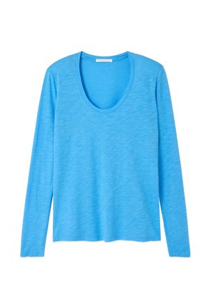 Langärmliges, hellblaues Hemd mit rundem Ausschnitt, aus leichtem Stoff, flach auf weißem Hintergrund präsentiert.