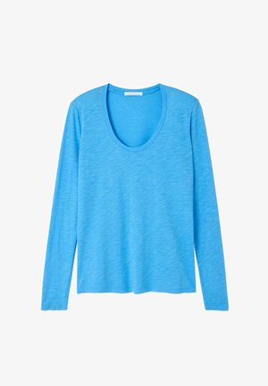 Langärmliges, hellblaues Hemd mit rundem Ausschnitt, aus leichtem Stoff, flach auf weißem Hintergrund präsentiert.