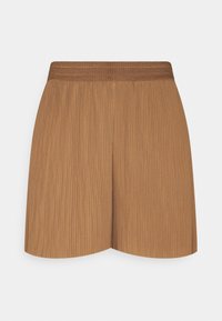 Shorts plissés marron avec une ceinture élastique tissée, offrant une coupe décontractée et une texture lisse, se terminant au-dessus du genou avec des ourlets arrondis.