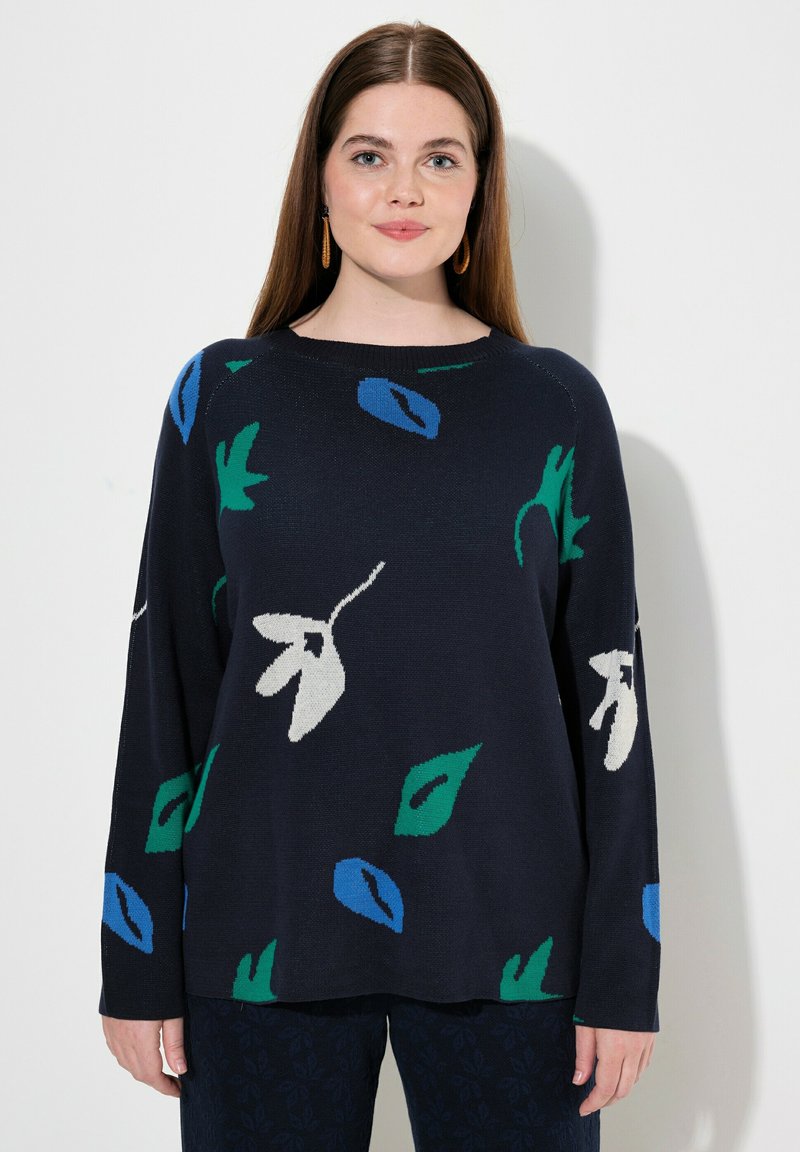 Maglione lavorato a maglia in blu navy, con un design floreale caratterizzato da accenti verdi e blu. Collo rotondo, maniche lunghe e vestibilità rilassata.