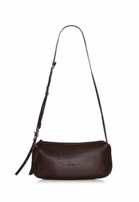 Sac bandoulière en cuir marron avec une finition texturée, fermeture éclair et une bandoulière réglable pour plus de polyvalence. Design minimaliste, sans matériel visible.