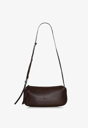 Borsa a tracolla in pelle marrone con finitura texture, chiusura con zip e tracolla regolabile per versatilità. Design minimalista, senza fissaggi visibili.