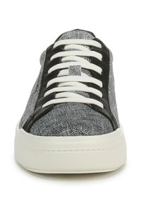 Baskets texturées grises et noires avec des lacets blancs, présentant un accent en cuir noir lisse sur les côtés et une semelle en caoutchouc blanc.