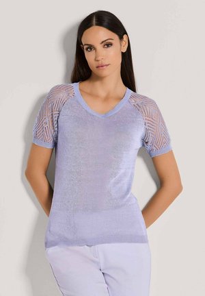 Helle lila kurzärmlige Pullover mit V-Ausschnitt und aufwendigem Spitzendesign an den Ärmeln. Weicher Stoff und figurbetonter Schnitt.