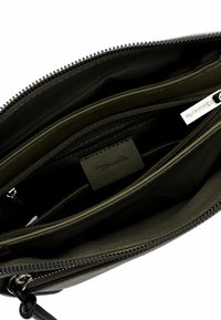 Borsa a mano verde oliva con superficie testurizzata. Presenta più scomparti, cerniere e un piccolo tag con logo all'interno.