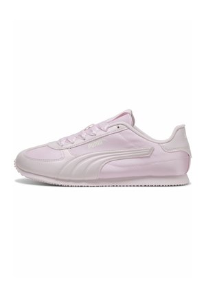 Baskets Puma rose clair avec finition satinée, profil bas, logo brodé et semelle en caoutchouc, vues de côté sur fond blanc.