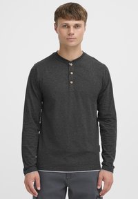 Lange mouwen donkergrijze henleyshirt met een ronde halslijn, drie houten knopen bij de kraag en een gladde, gestructureerde stof.