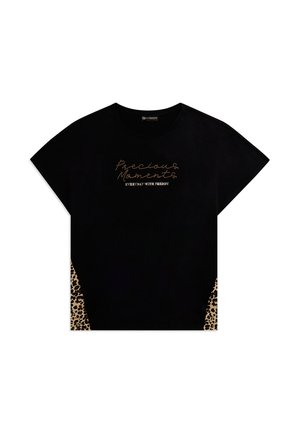 Camicia nera a maniche corte con le scritte "Precious Moments" e "EVERYDAY WITH FREDDY", con pannelli laterali a stampa leopardata.