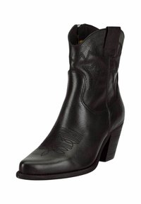 Bota negra de cuero hasta el tobillo con punta afilada y tacón medio. Presenta patrones cosidos y lengüetas laterales para facilitar su uso. Textura suave.