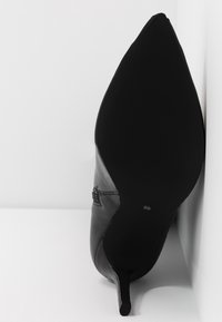 KIOMI Botas con cordones - black