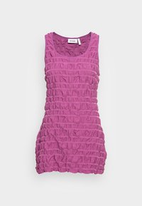 Top de alças fúcsia com tecido texturizado e franzido vertical, decote redondo e design sem mangas. Adequado para uso casual.