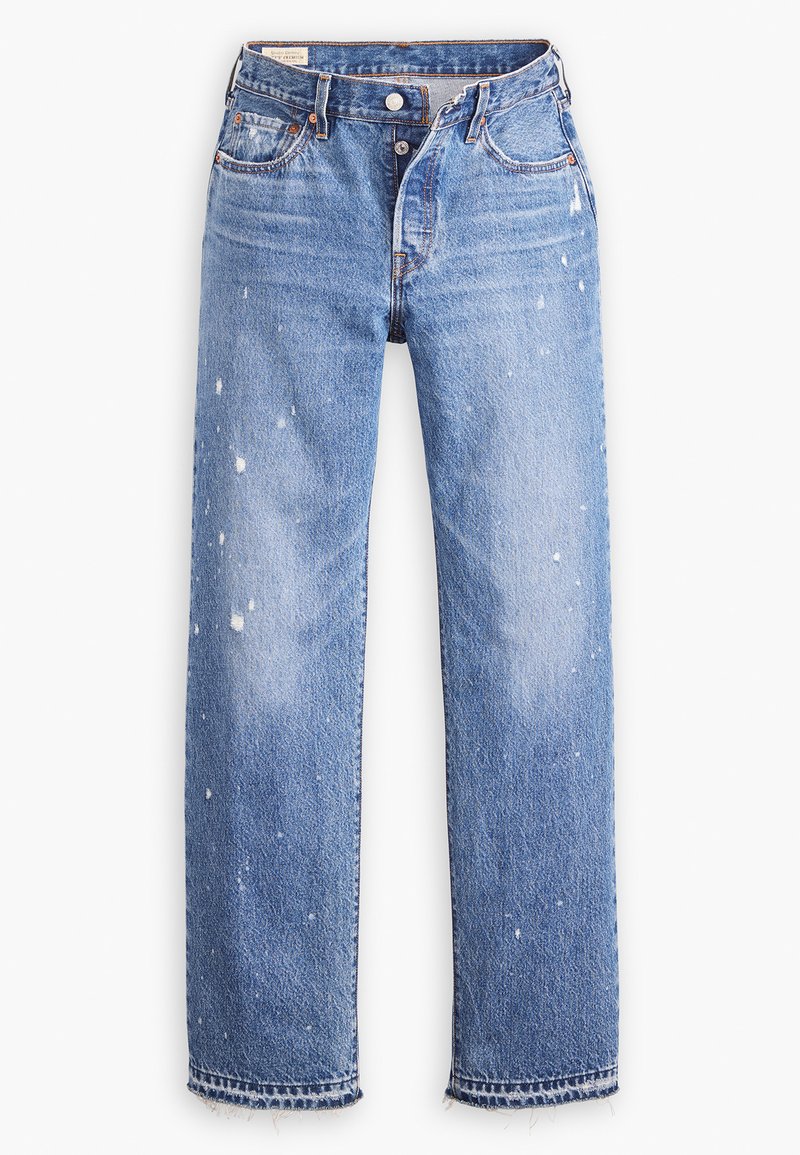 Jeans in denim blu chiaro con una vestibilità rilassata, caratterizzati da dettagli strappati e macchie di vernice. Orlo grezzo alle caviglie. Chiusura con bottone.