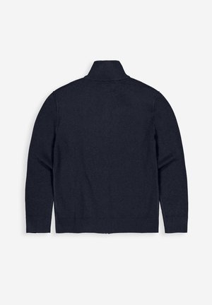 Dunkelblaues Strickjäckchen aus weichem Material, mit hohem Kragen, langen Ärmeln und gerippten Bündchen und Saum. Einfaches, einfarbiges Design ohne Muster.