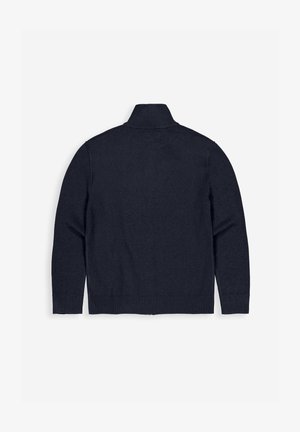Donkerblauwe cardigan van zacht materiaal, met een hoge kraag, lange mouwen en geribde manchetten en zoom. Eenvoudig, solide ontwerp zonder patronen.