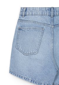 Shorts en denim bleu clair avec une taille haute. Comprend une poche arrière avec un contour cousu et un ourlet brut. Tissu texturé avec une finition délavée.