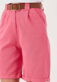 LELA REGULAR FIT - Shorts - fuchsia