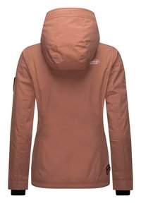 Rosa utomhusjacka med huva och långa ärmar. Har texturerad tyg, elastiska ärmar och en liten bergslogotyp på baksidan.
