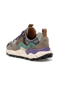 Sneaker multicolore caratterizzato da pannelli grigi, verdi e viola, materiali in pelle scamosciata e pelle testurizzata, suola maculata e collo imbottito.