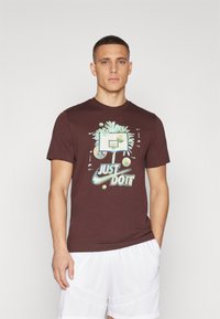 Nike Performance TEE PHOTO - Camiseta estampada - earth
