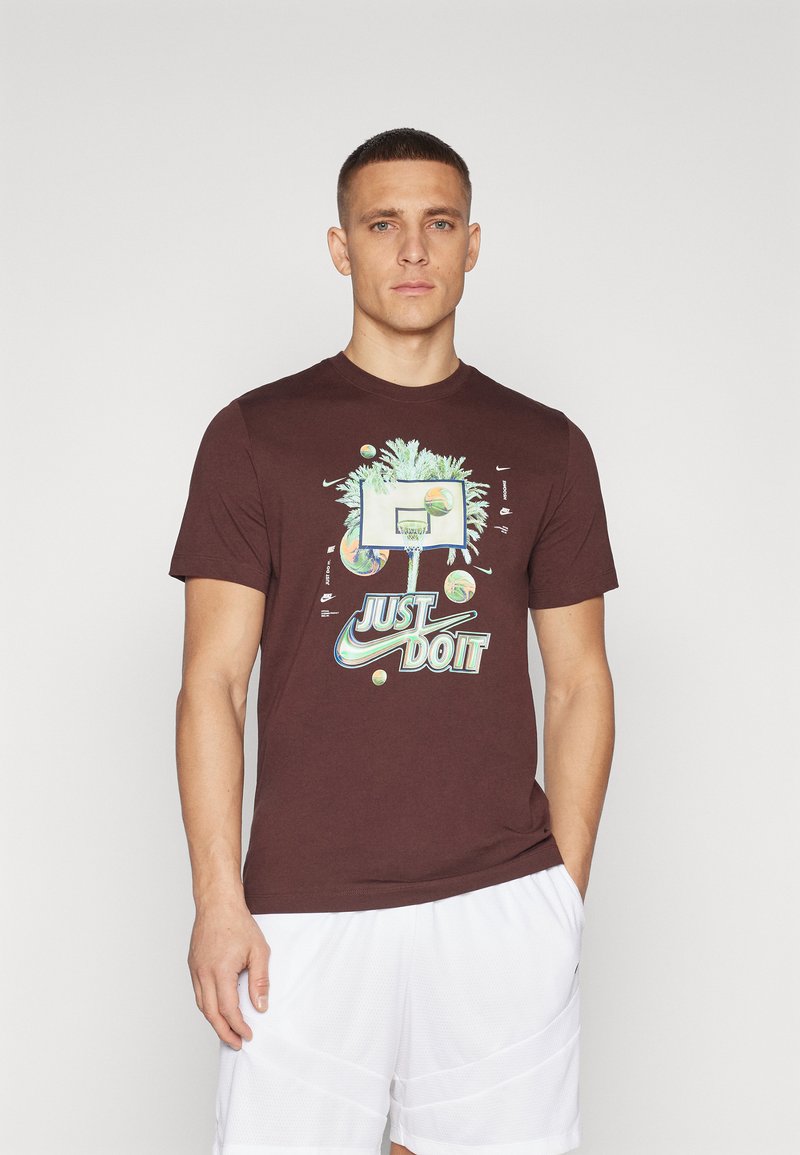 Nike Performance TEE PHOTO - Camiseta estampada - earth