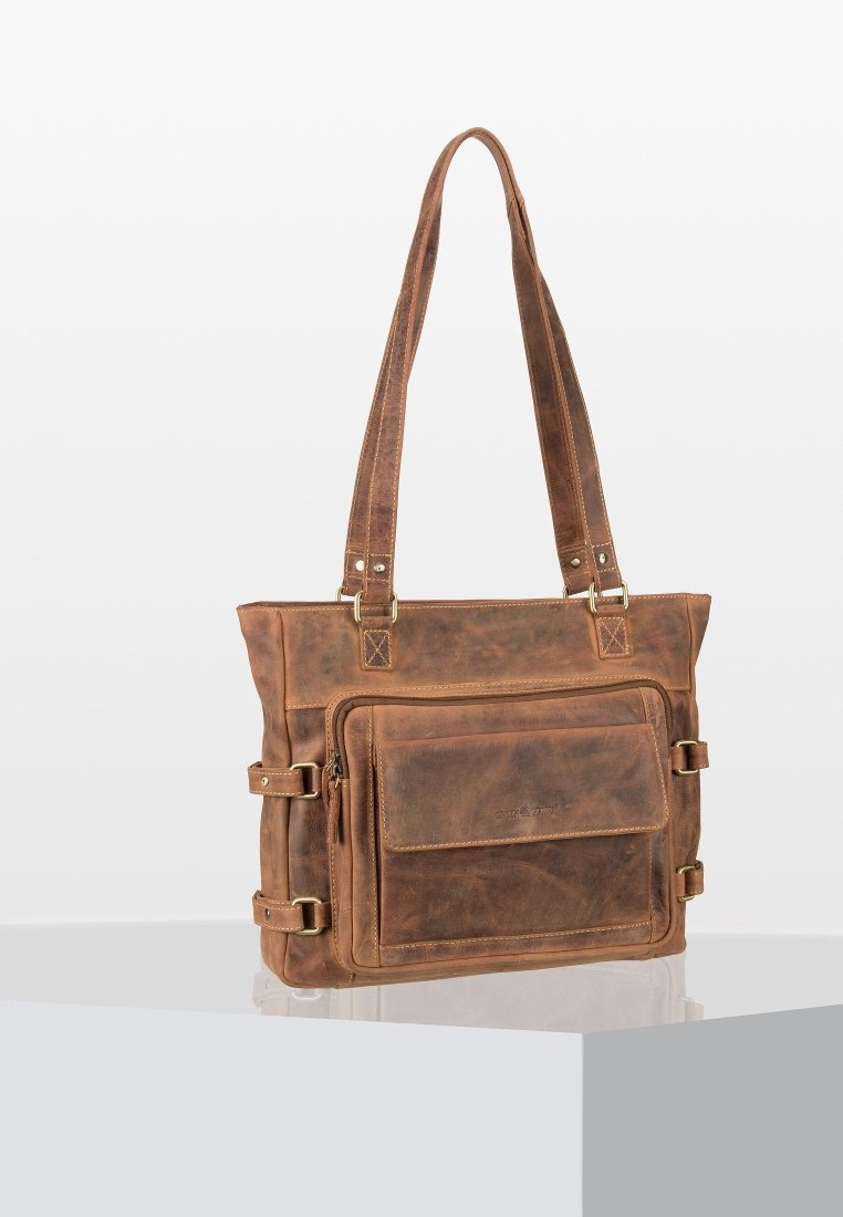 Borsa tote in pelle marrone con manici superiori, tasche esterne con zip e flap, dettagli in metallo e una finitura texturizzata.
