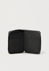 Sort læderpung med lynlås, der har flere kortlommer og en glat tekstur. Indvendig foring er enkel.