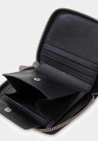 Czarny skórzany portfel z zamknięciem na zamek, wieloma przegródkami na karty, kieszonką z zatrzaskiem oraz teksturowanym wnętrzem.