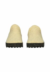 Par de pantuflas de fieltro beige sin tacón con suelas de goma negra texturizada, mostradas desde el frente sobre un fondo blanco.