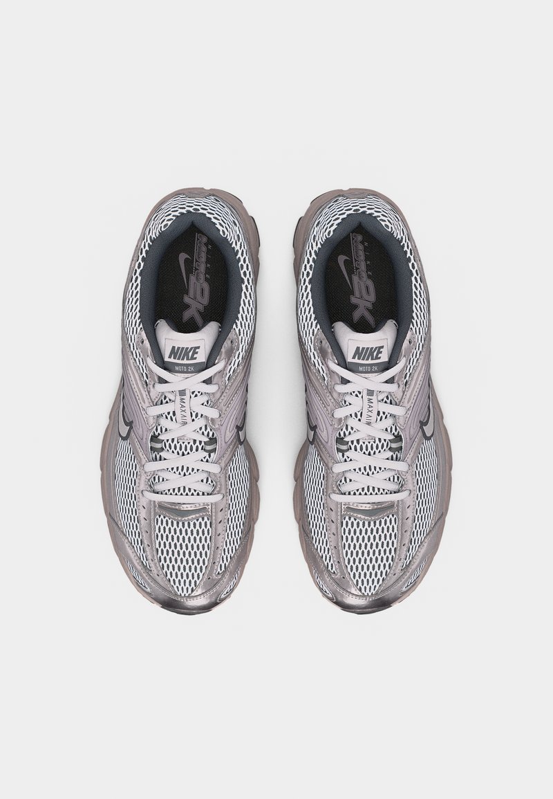 Nike Sportswear AIR MAX MOTO 2K - Tenisky - vast grey/college grey/iron grey/cave stone white/black/metallic silver-coloured/photon dust