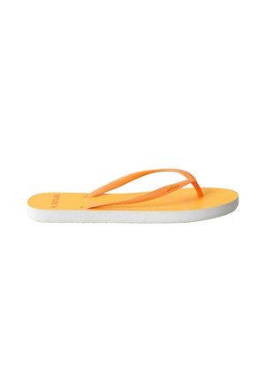 Chinelle orange avec des brides en caoutchouc fines et une semelle en mousse plate. La semelle est blanche et le lit de pied a une texture lisse.