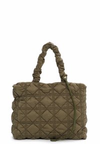 Sac fourre-tout matelassé vert olive avec un motif en diamant surélevé, deux poignées en tissu et une bandoulière réglable. Matière douce texturée.