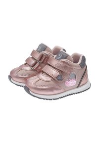 Růžové metalické tenisky se dvěma nastavitelnými pásky, akcentem ve tvaru srdce a průhlednou částí, která odhaluje květinový vzor. Bílá podešev.